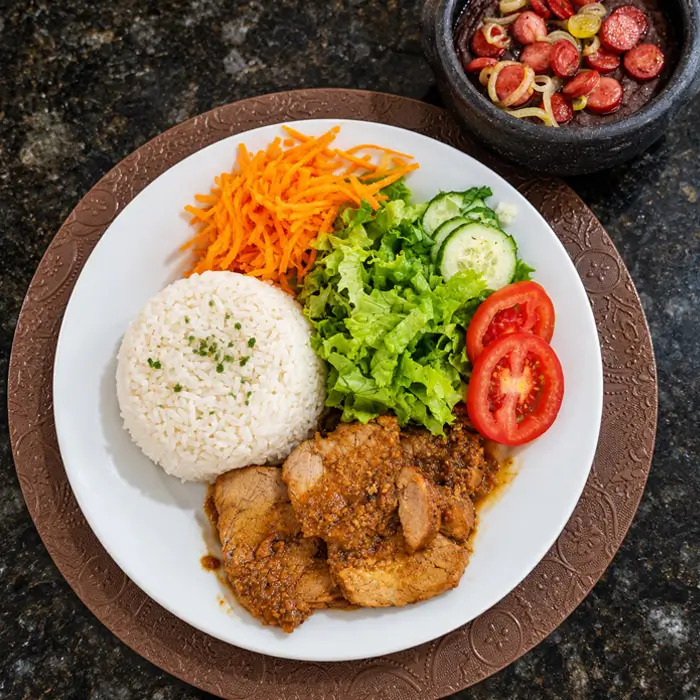 Prato executivo com arroz, feijão e salada no Empório da Roça, em Teresópolis
