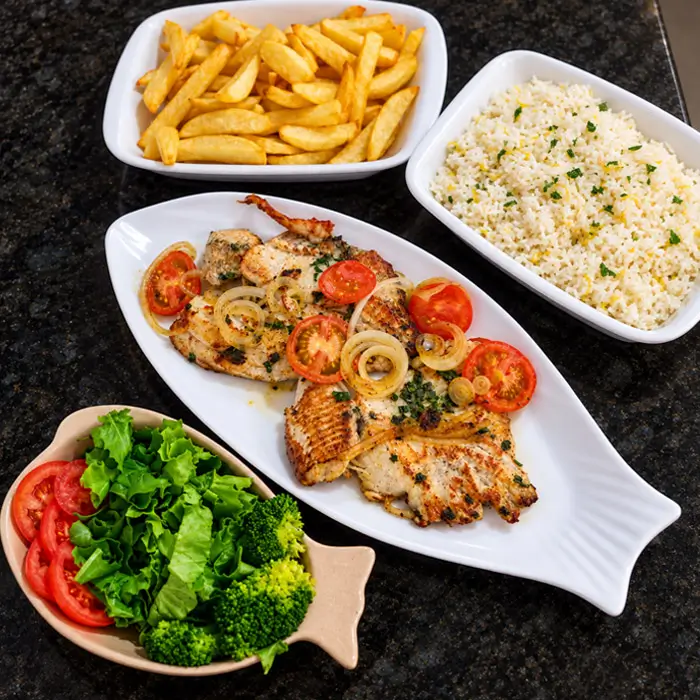 Tilápia com arroz de limão e fritas no Empório da Roça